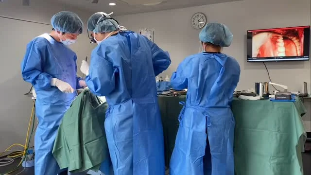 術中は LIVEカメラで視覚情報を共有しながら、Dr.でディスカッションしながらオペを完遂しています。これにより、安全かつ正確なオペができ、また教育的な意味合いもあります。これにより、近い将来、当院Dr.は皆が骨切りをできるようになることを確信しています😊
#骨切り #両顎手術 #口腔外科専門医 #小顔になりたい #顎変形症